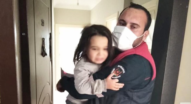 Evde yalnız bırakılan 2 çocuğu, itfaiye dışarı çıkardı