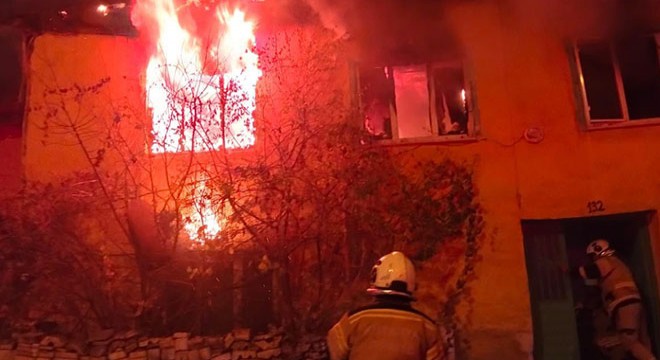Evde çıkan yangında anne öldü, kızı yaralandı