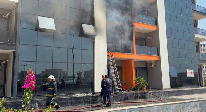 Evde çıkan yangında yaralandı