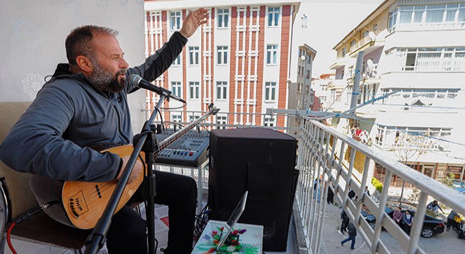 Evde kalanlara balkonda sazlı sözlü konser