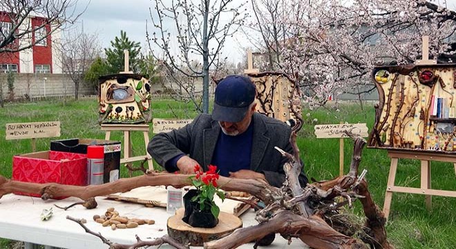 Evde kaldı, atık malzemeleri sanata dönüştürdü