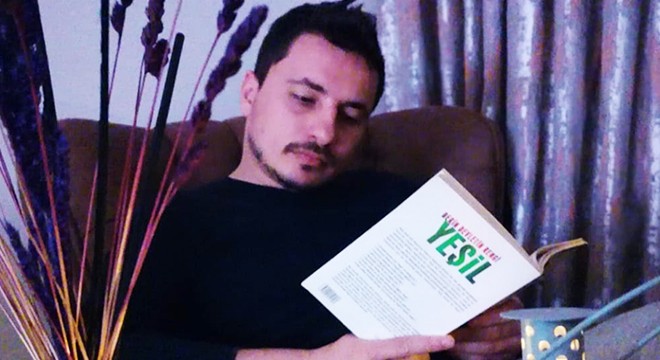 Evde kalıp, kitap okuyarak meydan okuyorlar