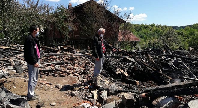 Evdeki yangında felçli koca öldü, eşini köylüler kurtardı