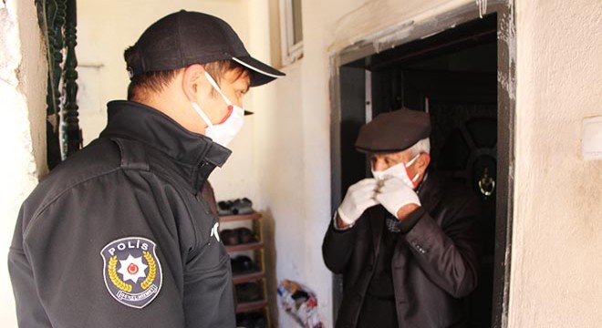 Evden çıkamayınca aradığı polislerle maaşını çekmeye gitti