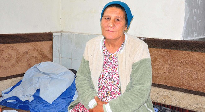 Evden çıkarılınca, zihinsel engelli 2 oğluyla kahvehaneye sığındı