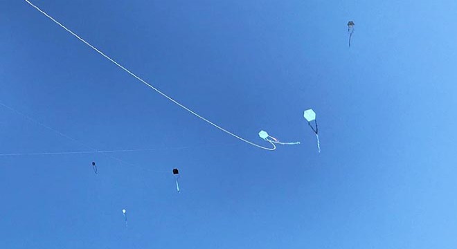 Evden çıkmadılar, çatılarda uçurtma uçurdular