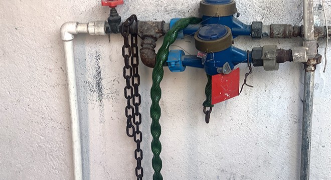 Evden kaçıp dilenen 13 yaşındaki kızını zincire vurdu