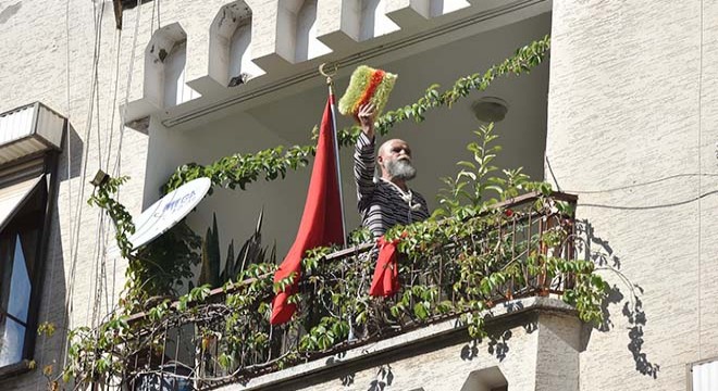 Evden tahliye edileceğini öğrenince balkonda eylem yaptı