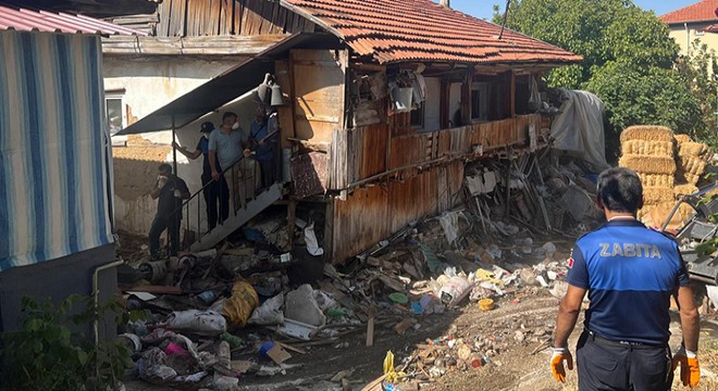 Evden 20 kamyon çöp çıktı