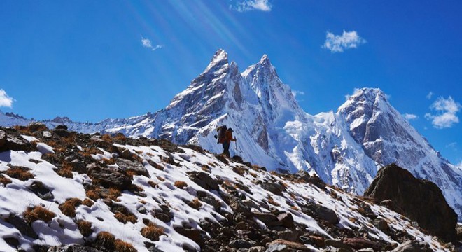 Everest Dağı nda yaklaşık 1000 kişi mahsur kaldı