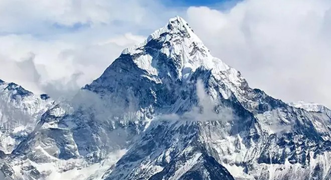 Everest e tırmanmaya çalışan dağcı yorgunluktan öldü