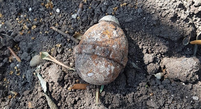 Evin bahçesinde patlamamış el bombası bulundu