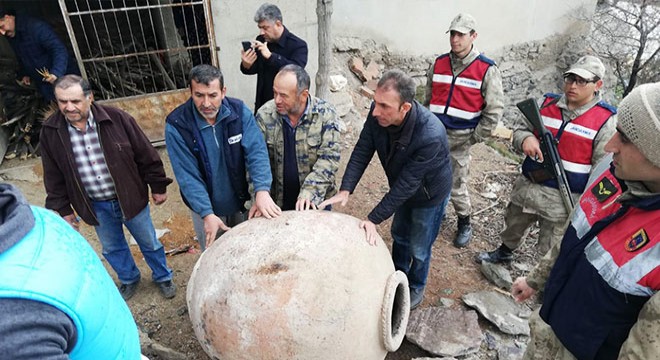 Evin mahzeninde 700 yıllık küpler bulundu