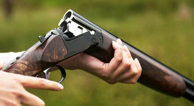 Evinde av tüfeği ile öldürülmüş bulundu