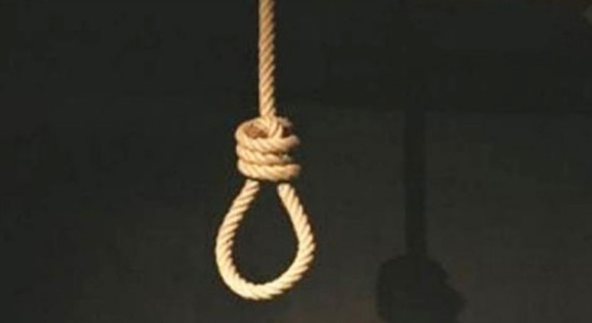 Evinde kendini astı
