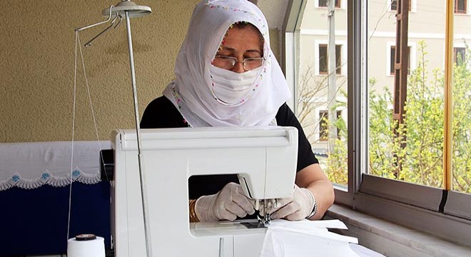 Evinde maske dikip, mahalle halkına dağıtıyor