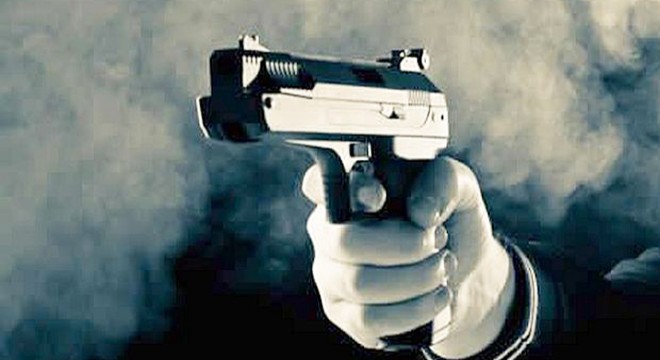 Evinde tabancayla başından vurulmuş bulundu