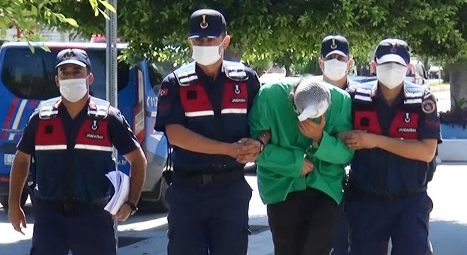 Evinde uyuşturucu imalatından yakalandı