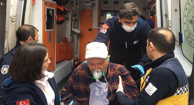Evinde yangın çıkan çift, balkondan kurtarıldı