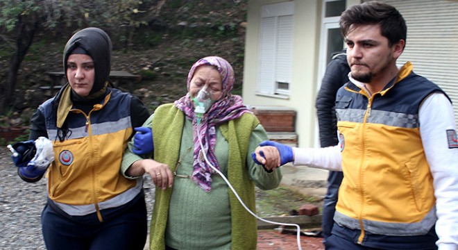 Evinde yangın çıktı, karşı komşuya sığınıp, kurtuldu