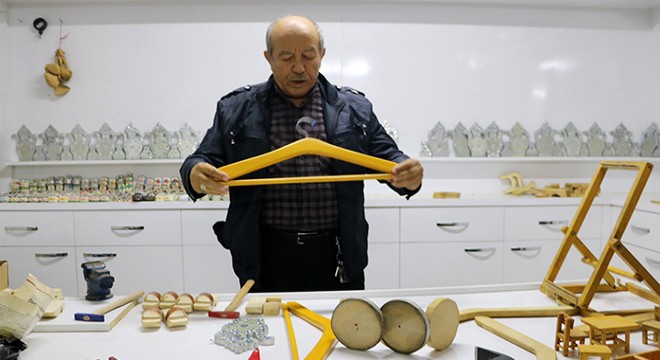 Evinde yapıp sattığı oyuncakların geliriyle köyüne destek oluyor