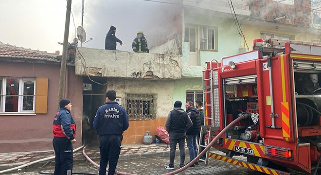 Evinde çıkan yangında yaralandı