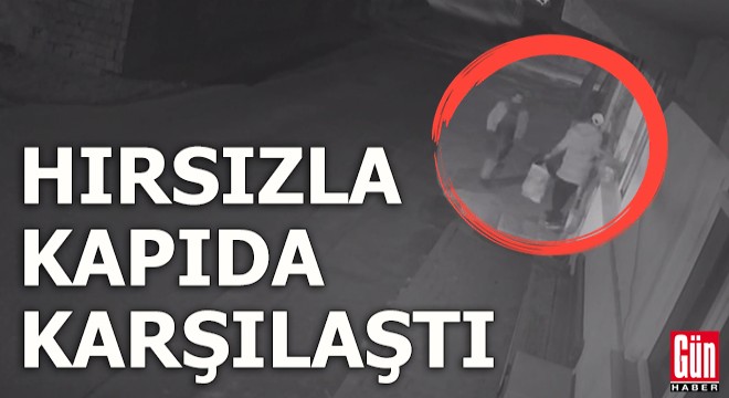 Evine giren hırsızla kapıda karşılaştı