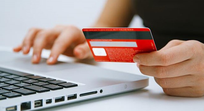 Evine girip banka kartını çaldıkları kişinin maaşını çektiler