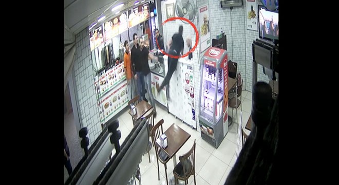 Evine sipariş getirmeyen dönercinin dükkanını bastı