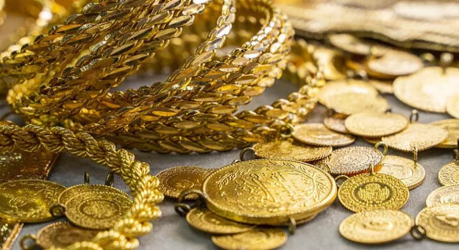 Evine girdiler,  okuyacağız  diyerek altınlarını çaldılar