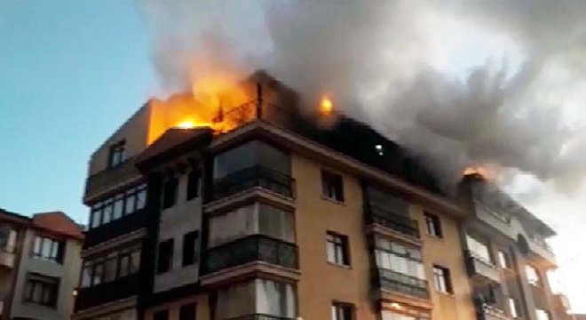 Evini ateşe verip; annesi, babası ve kardeşlerini uyandırıp kaçtı