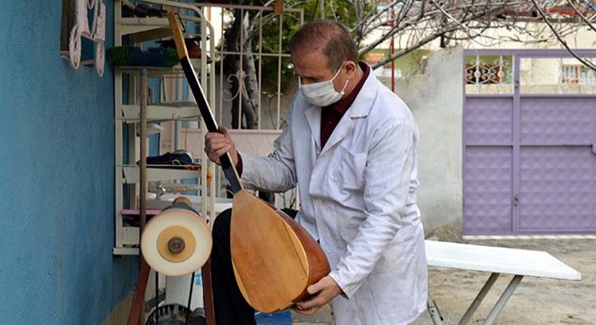 Evini bağlama atölyesine çevirdi