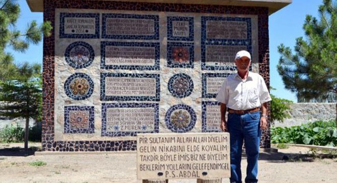 Evinin bahçesine taştan 'Zeki Müren Anıtı' yaptı