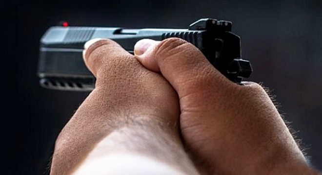 Evinin yakınında silahlı saldırıda yaralandı