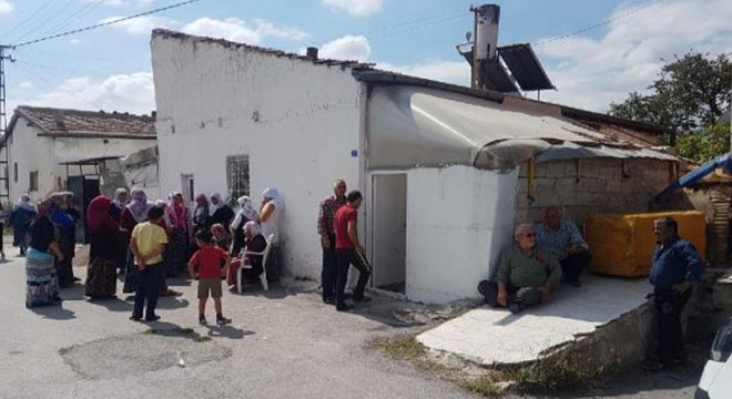 Evinin bahçesinde, kendini ağaca astı