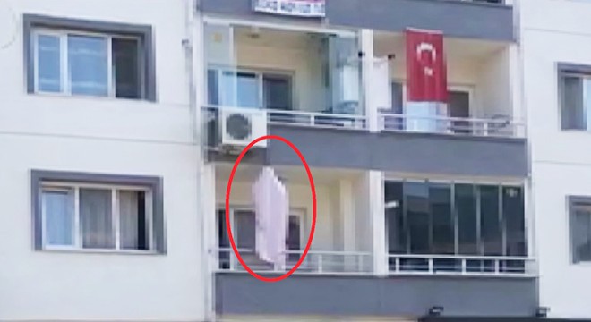 Evinin balkonunda asılı halde ölü bulundu