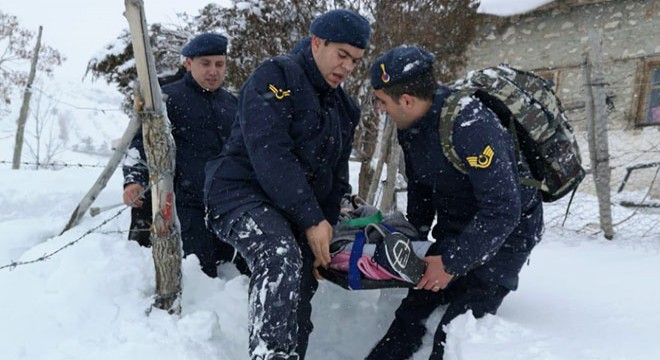 Evinin yolu kapanan engelli, 2 kilometre sedyede taşındı