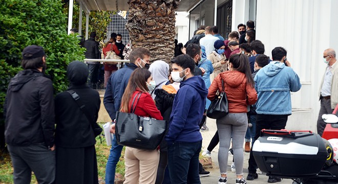 Evlendirme dairesi önünde nikah tarihi kuyruğu oluştu