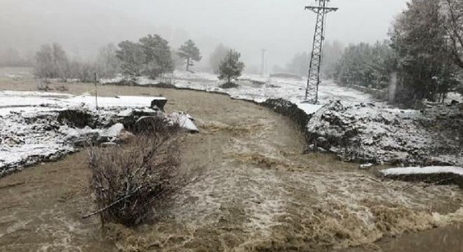 Evleri su bastı, araçlar yolda kaldı