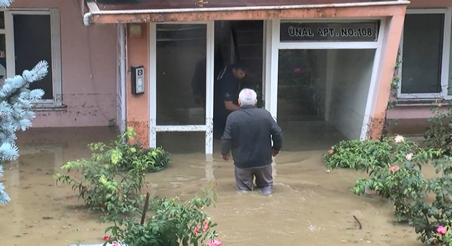 Evleri su bastı; mahsur kalan 3 kişi kurtarıldı