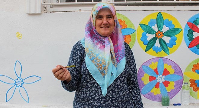 Evlerin duvarlarına çizdiği resimlerle köyünü dünyaya tanıttı