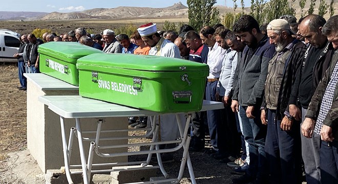Evlerinde ölü bulunan çift, toprağa verildi