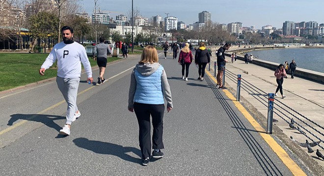 Evlerinden çıkan İstanbullular Caddebostan Sahili'ne koştu