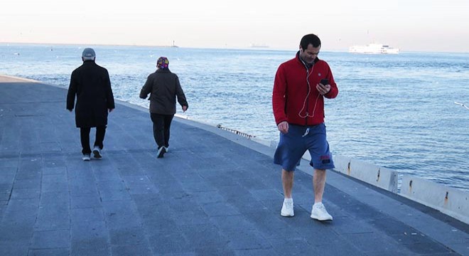 Evlerinden çıktılar, sahilde spor yaptılar