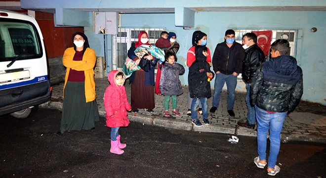 Evlerinin tavanından parçalar düşen 10 kişi otele yerleştirildi