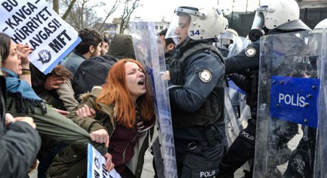 Eylem yapan gruba polis müdahalesi