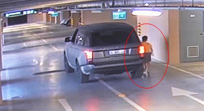 Eymen terk edilme korkusuyla aracın kapı koluna tutunmuş