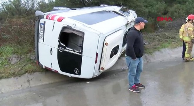 Eyüpsultan'da minibüs devrildi: 10 yaralı