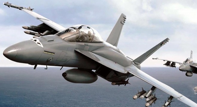 F-18 okyanusa düştü