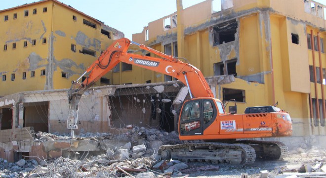 FETÖ ye ait metruk bina yıkılıyor